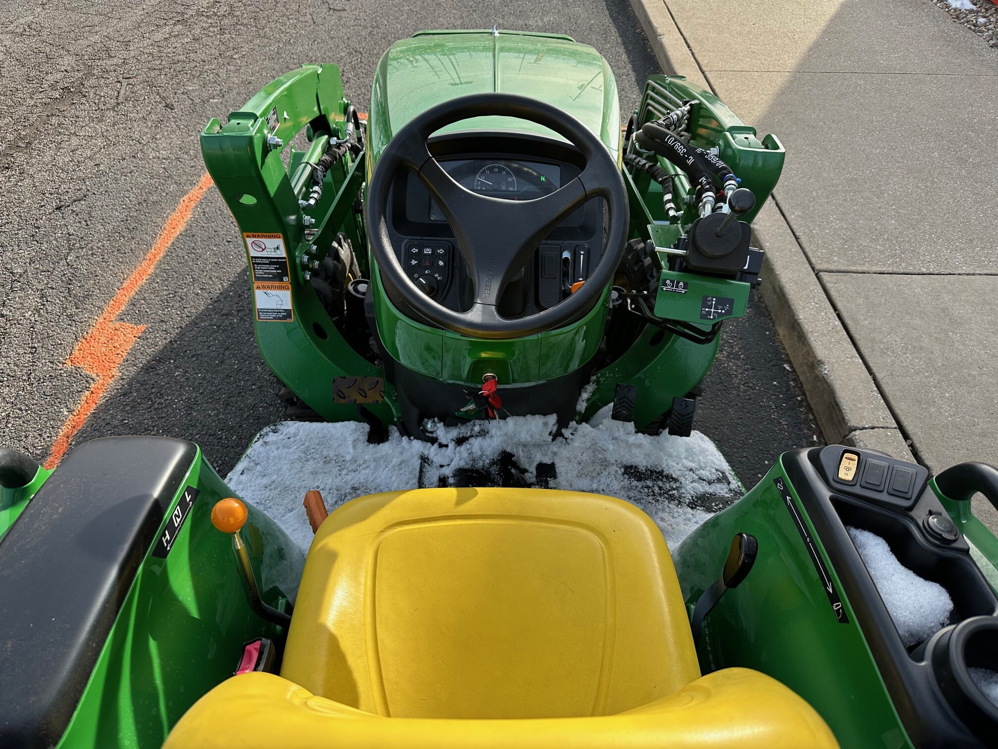 2025 John Deere 3032E Image 8