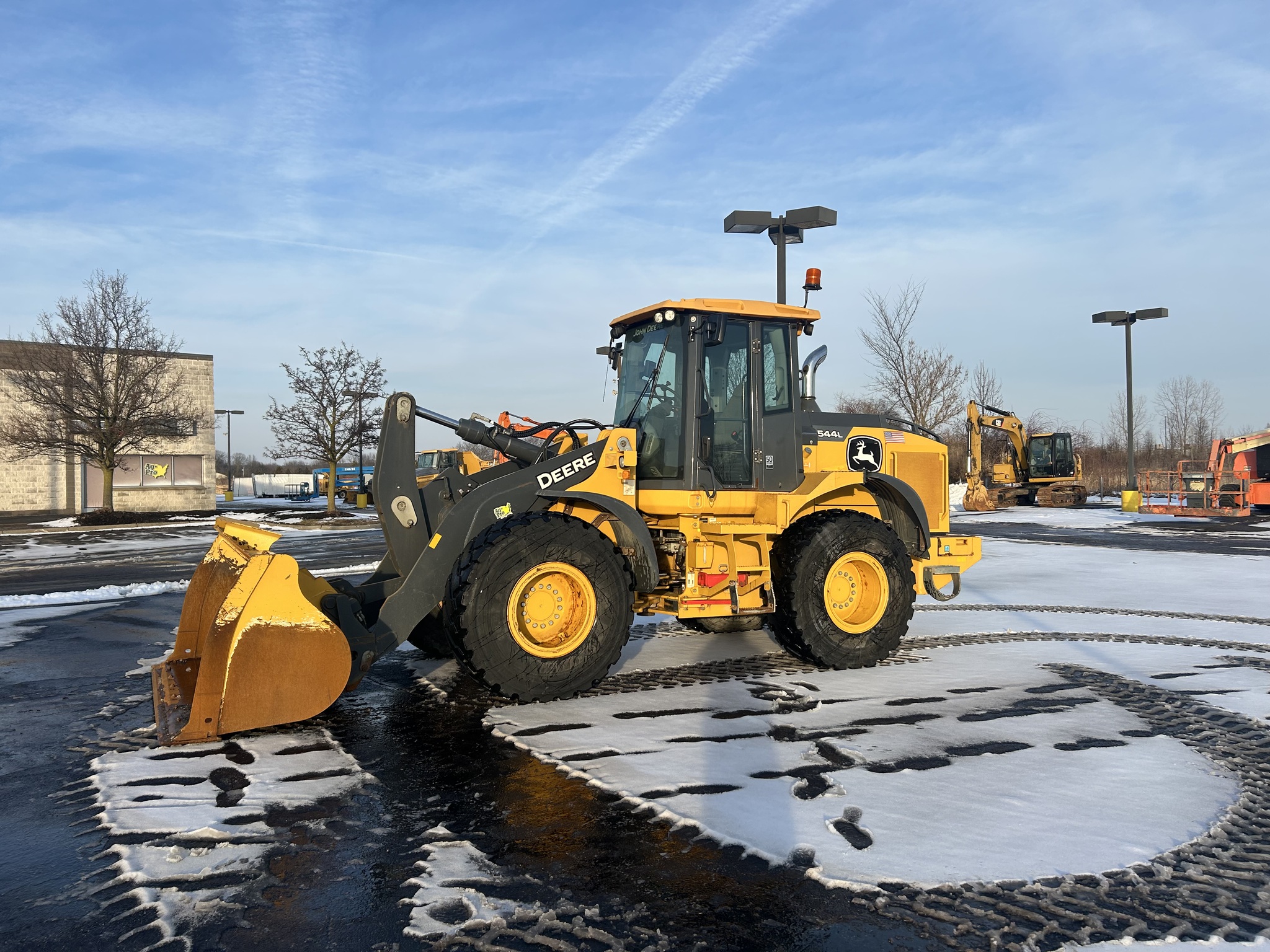 2019 John Deere 544L Image 1