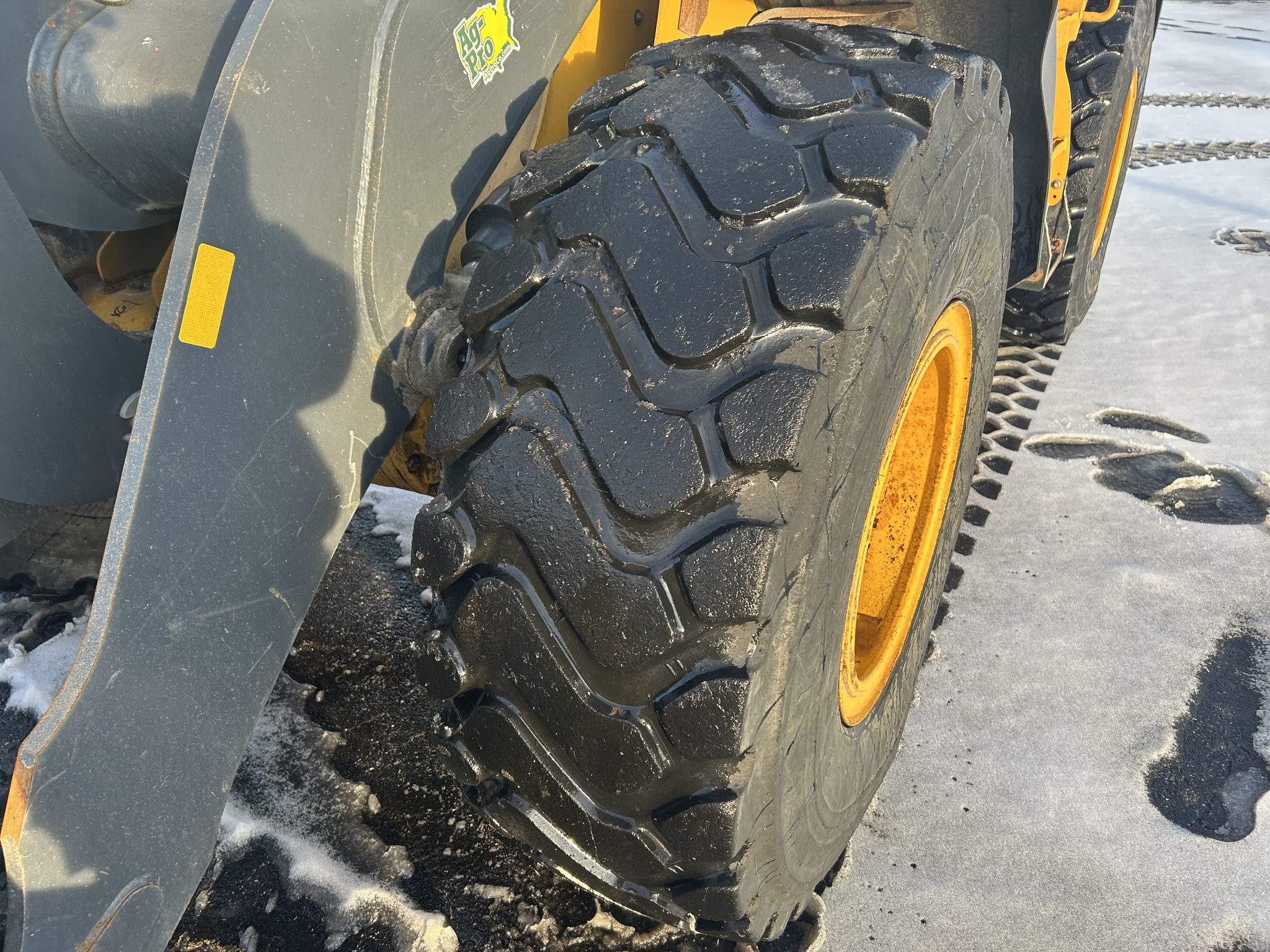2019 John Deere 544L Image 8
