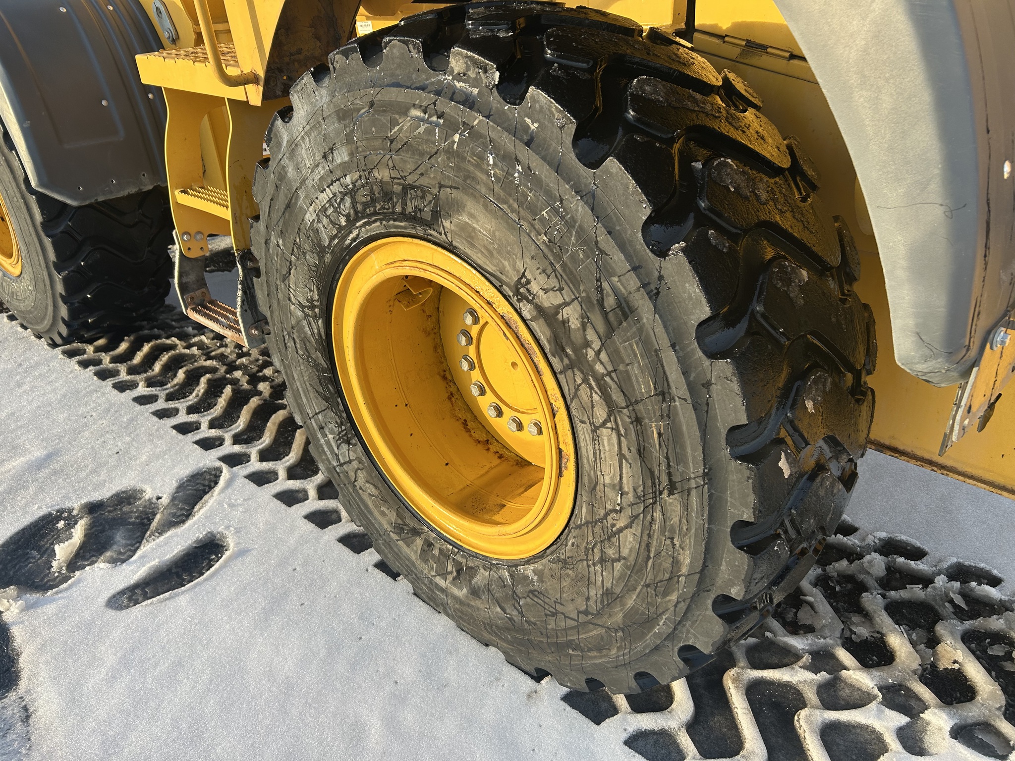 2019 John Deere 544L Image 9