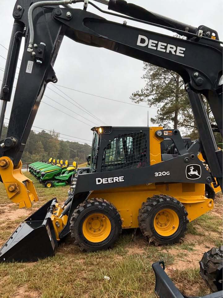John Deere 320G Image 3