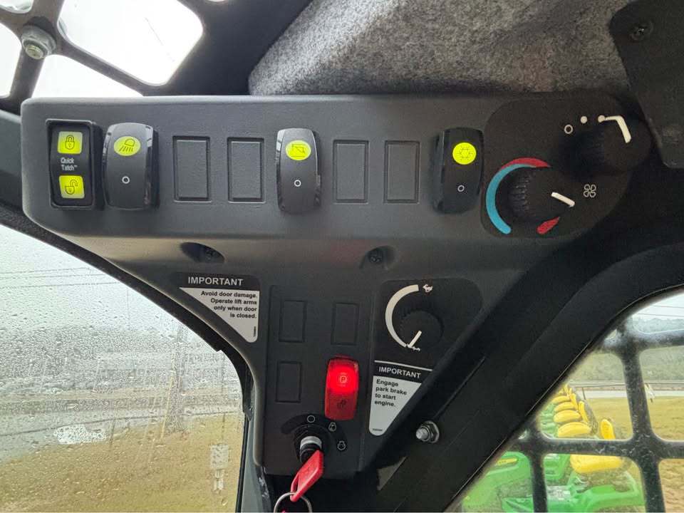 John Deere 320G Image 6