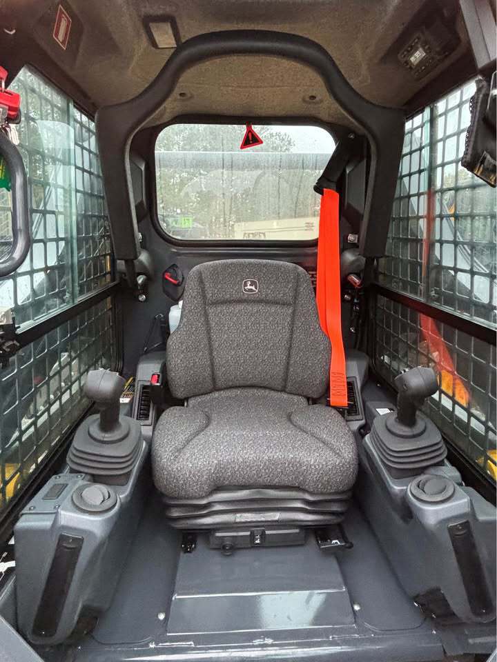 John Deere 320G Image 5