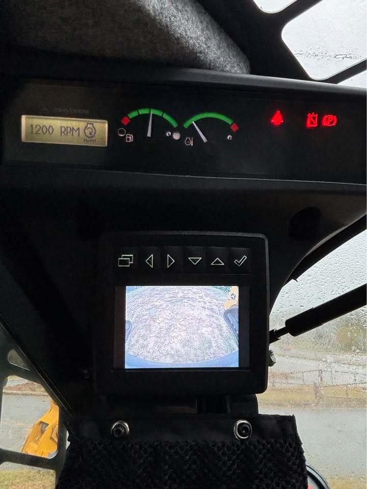 John Deere 320G Image 7