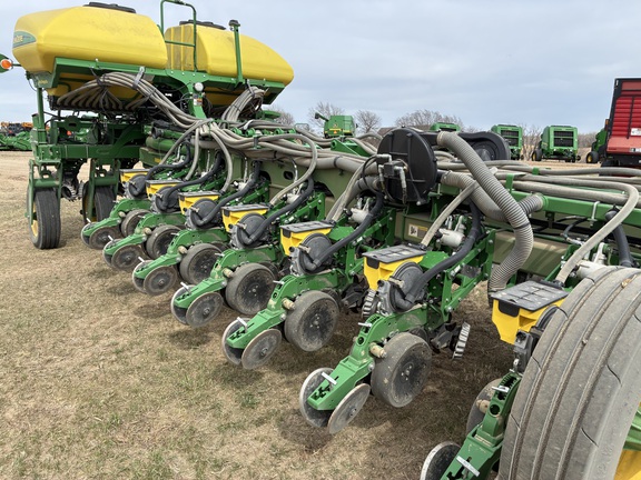 2019 John Deere 1775NT (3rd thumbnail)