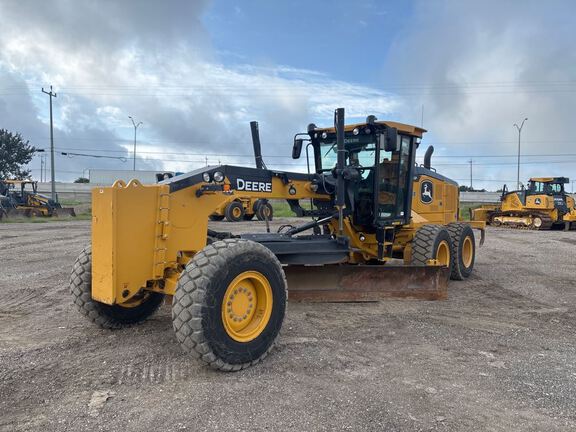 Photo of a 2023 John Deere 872G