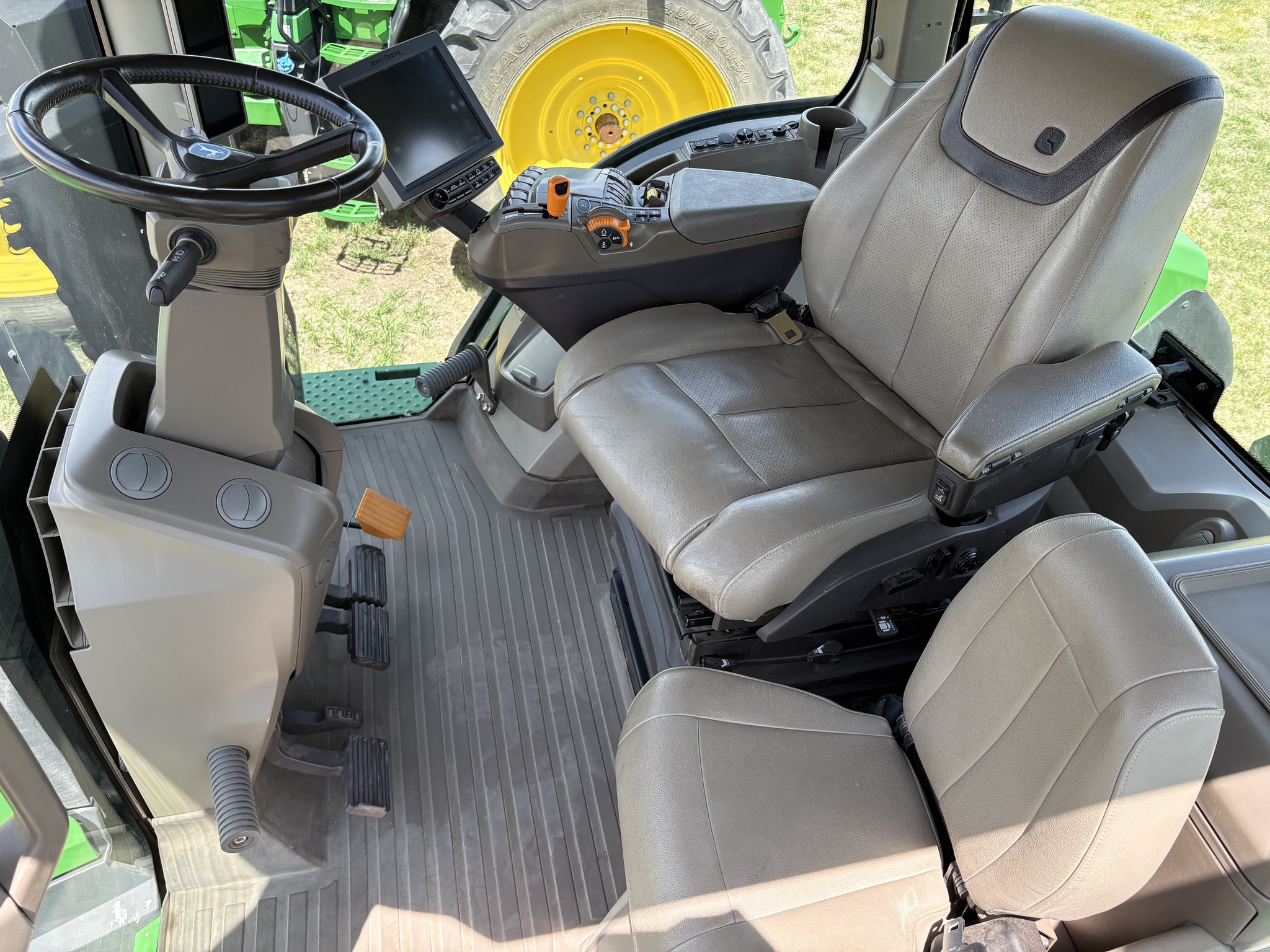 2022 John Deere 8R 370 Image 6
