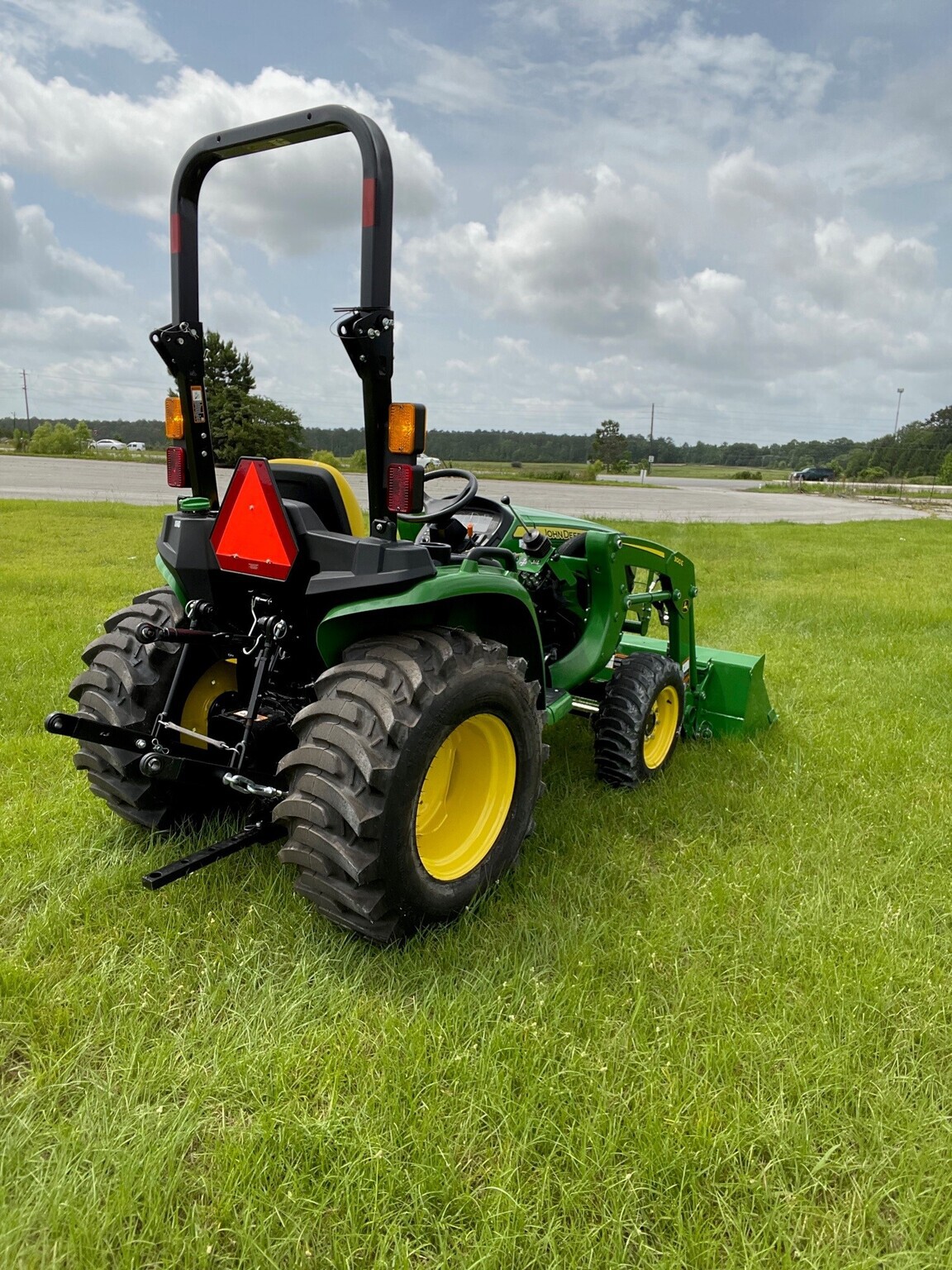 2025 John Deere 3038E Image 3