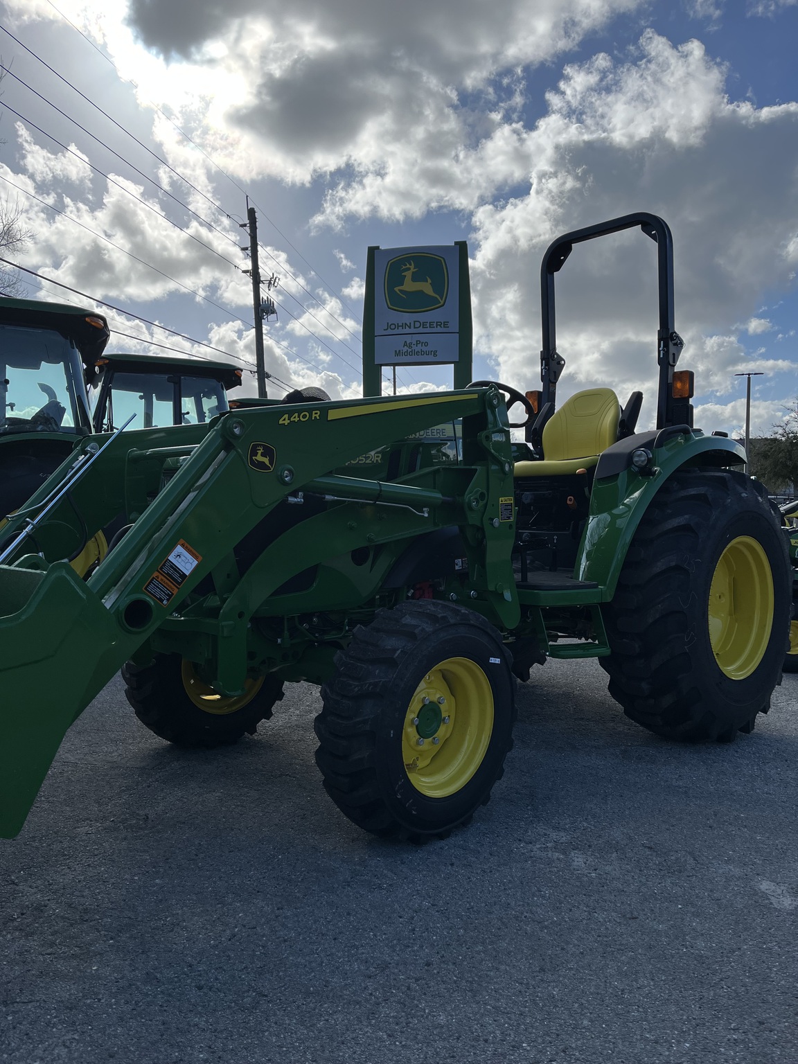 John Deere 4052R Image 1
