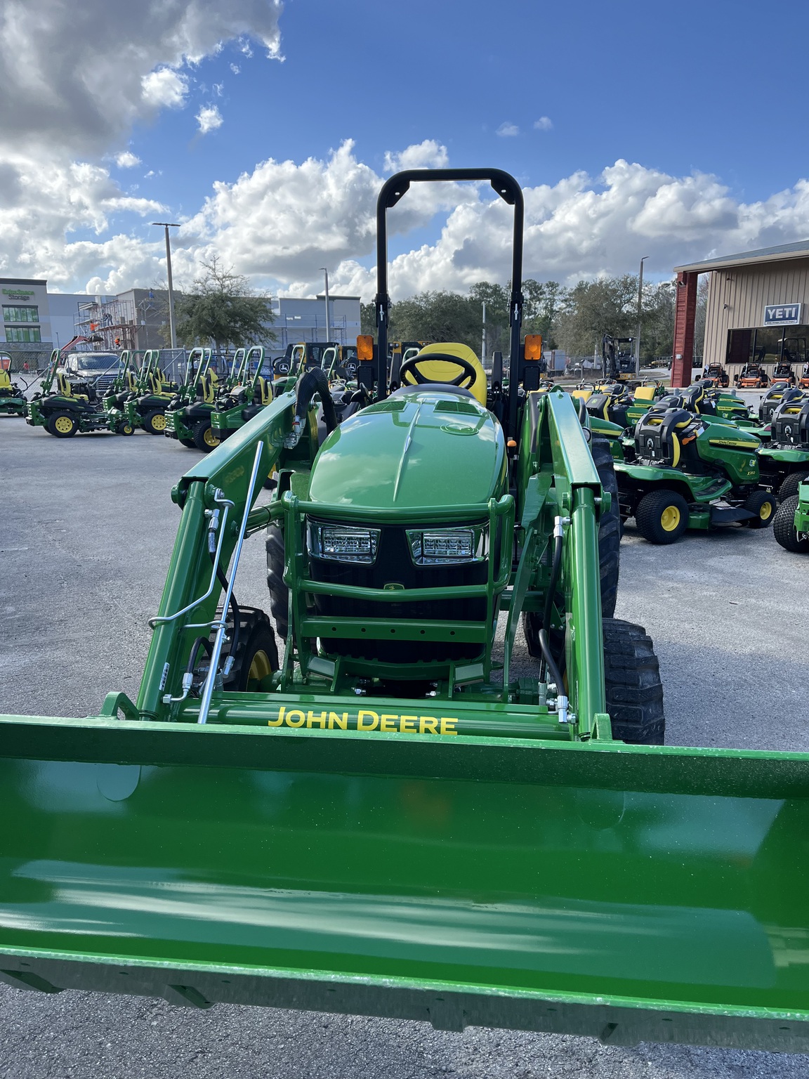 John Deere 4052R Image 5