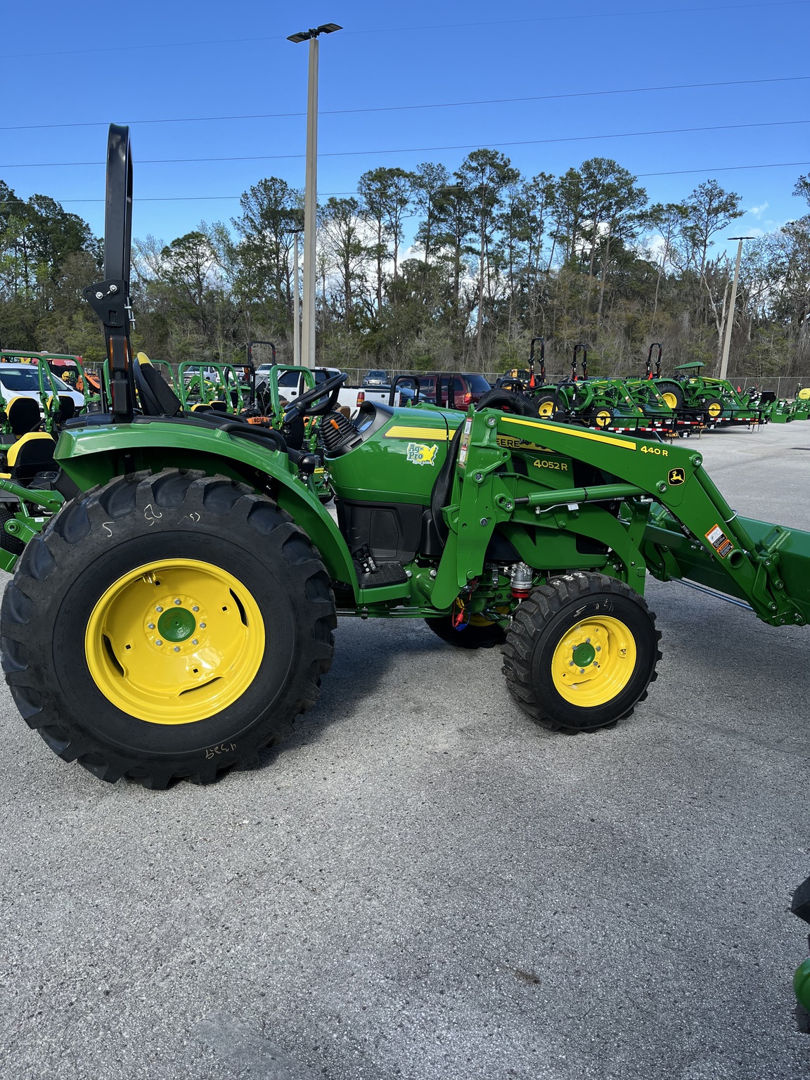 John Deere 4052R Image 3