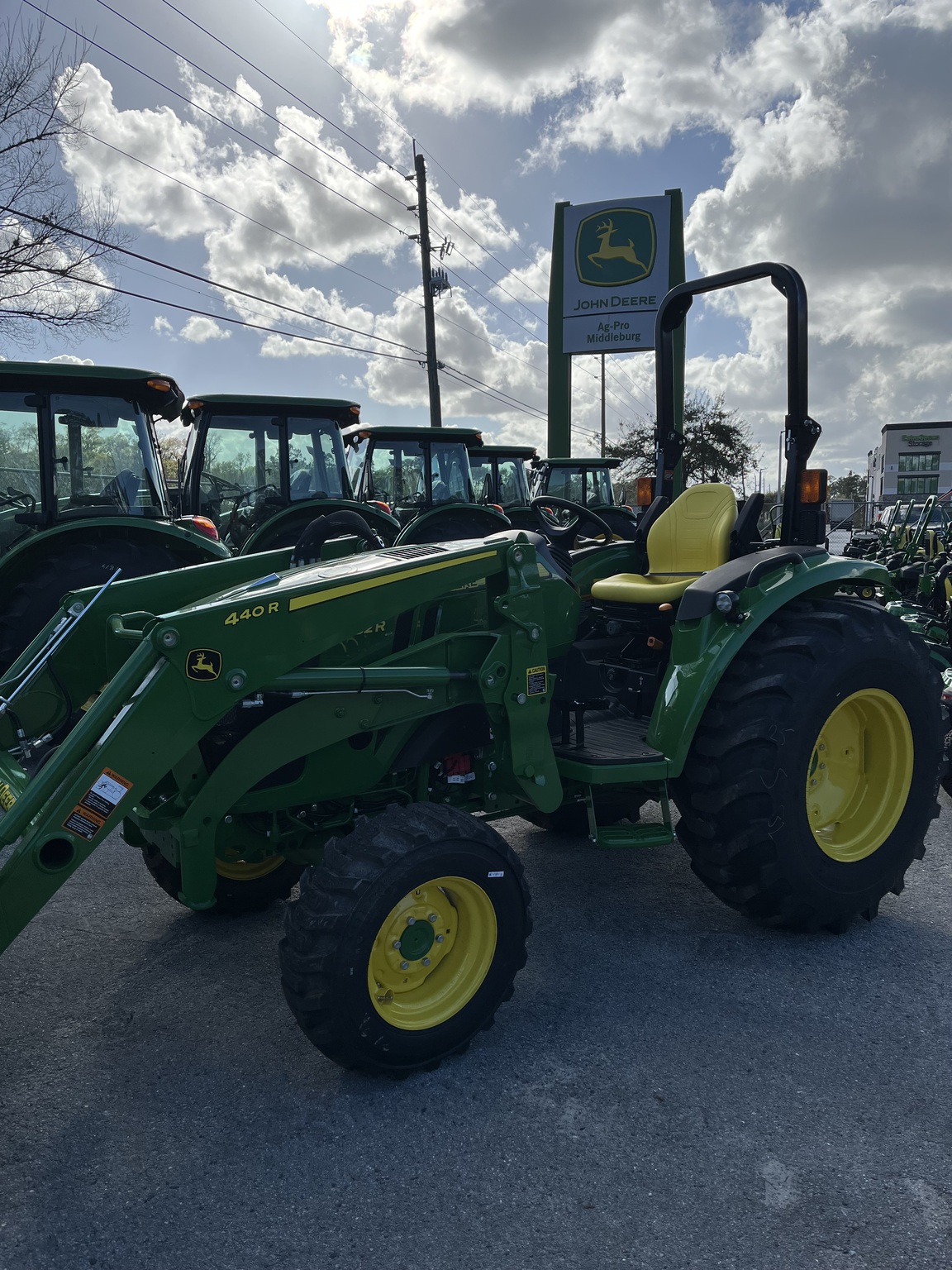 John Deere 4052R Image 8