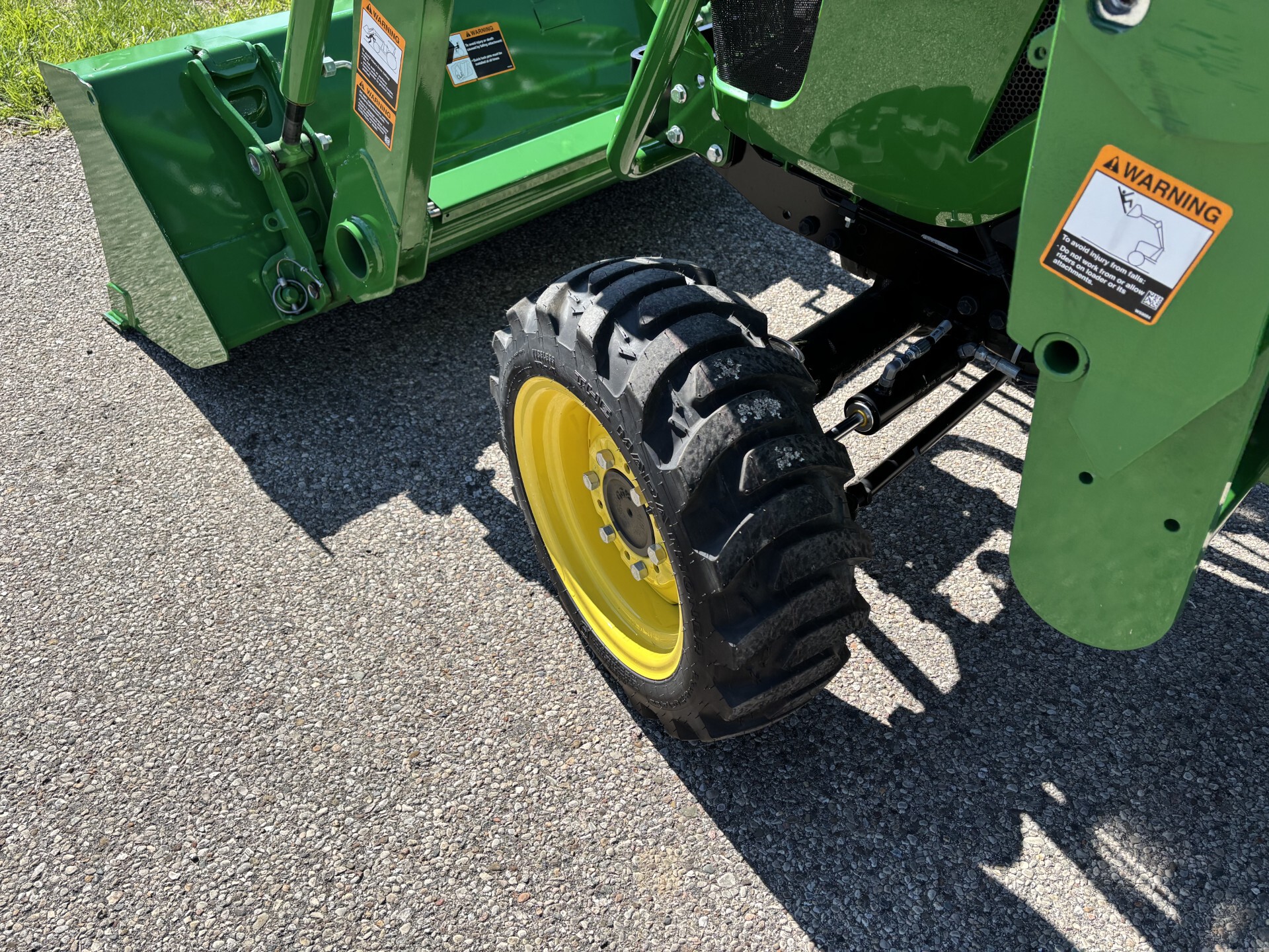 New In-Stock 2025 John Deere 2032R Compact Utility Tractors at Koenig Equipment in Germantown, OH - PhotoXL9