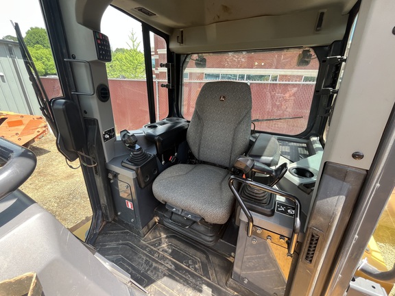 2023 John Deere 700L