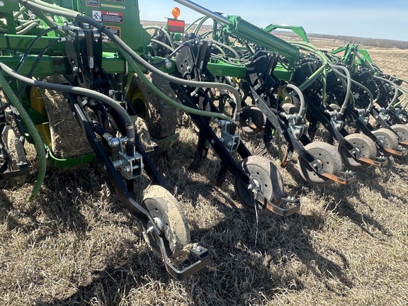 Used 2016 John Deere 1870 Air Drills and Seeders at Horizon Ag & Turf in Lloydminster, AB - Photo1