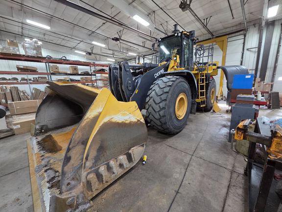 Photo of a 2022 John Deere 844L