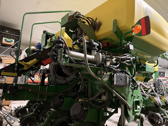 2024 John Deere 1775NT - Photo12