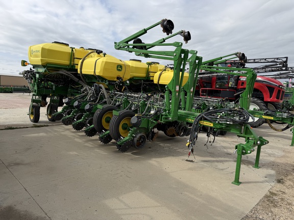  John Deere 1775NT