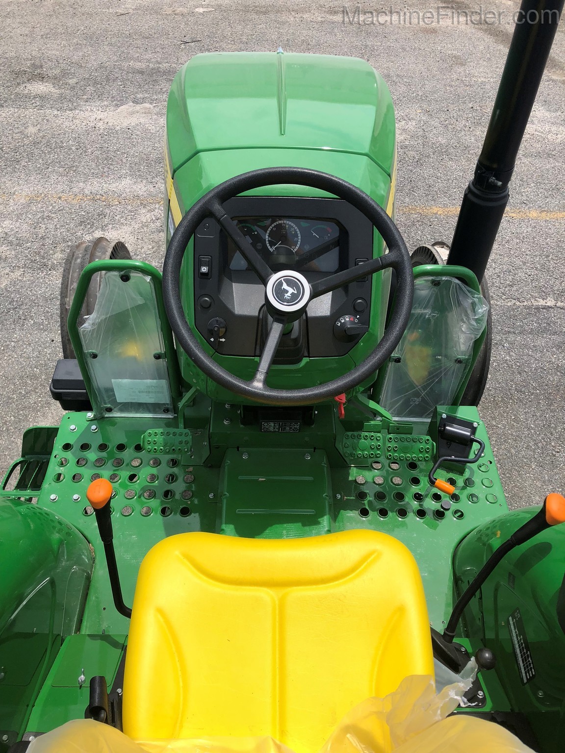 2020 John Deere 5055E Image 4