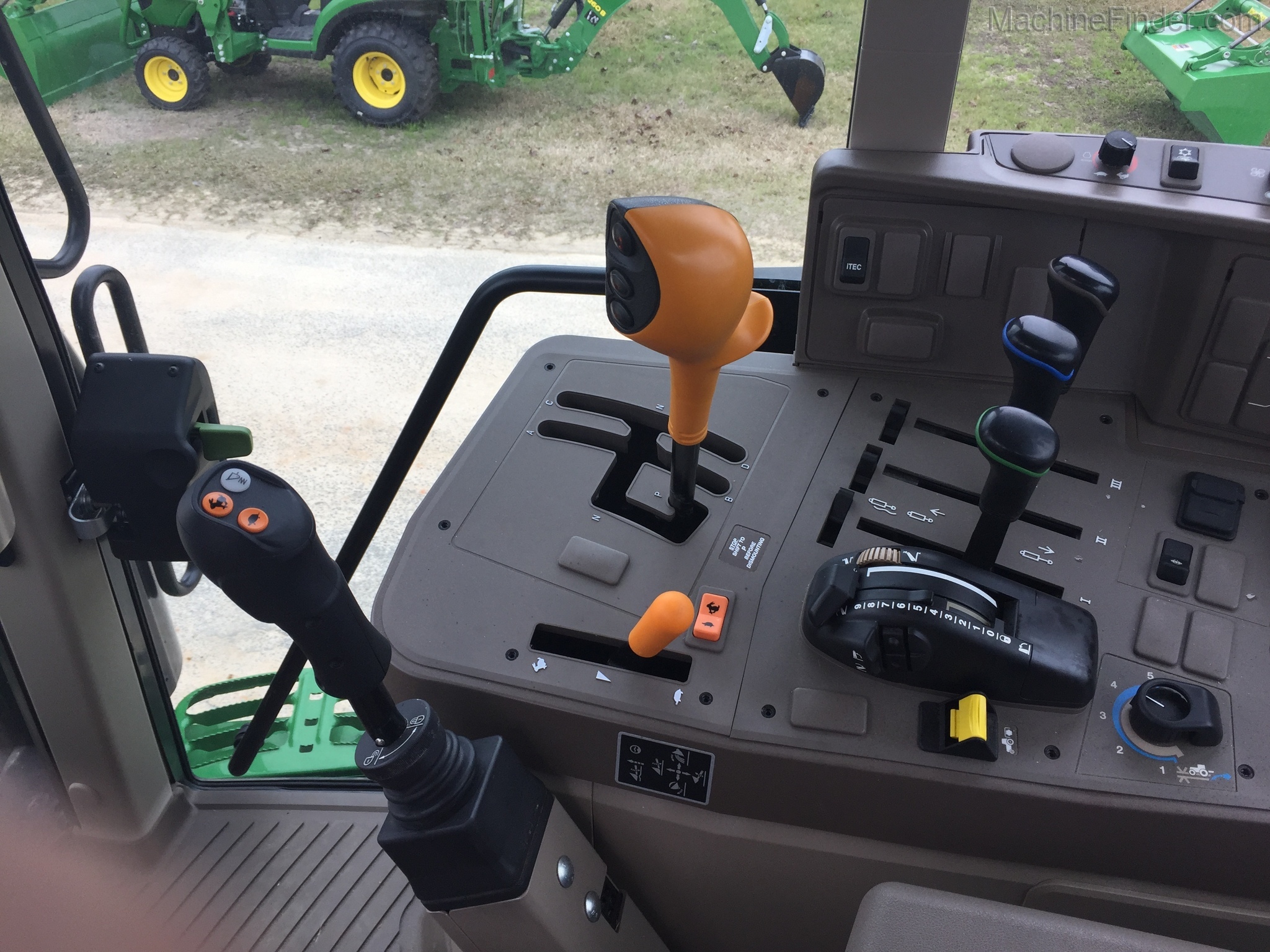 2017 John Deere 6110M Image 11