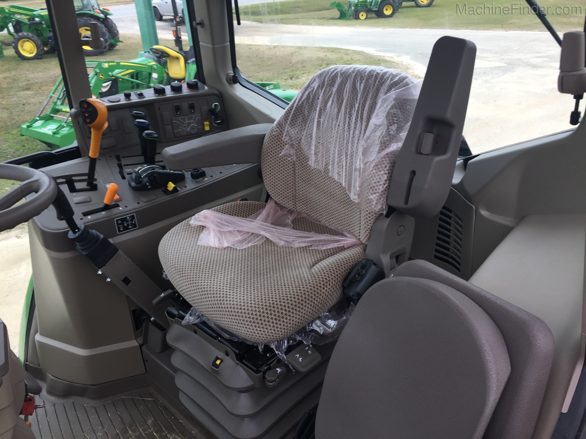 2017 John Deere 6110M Image 10