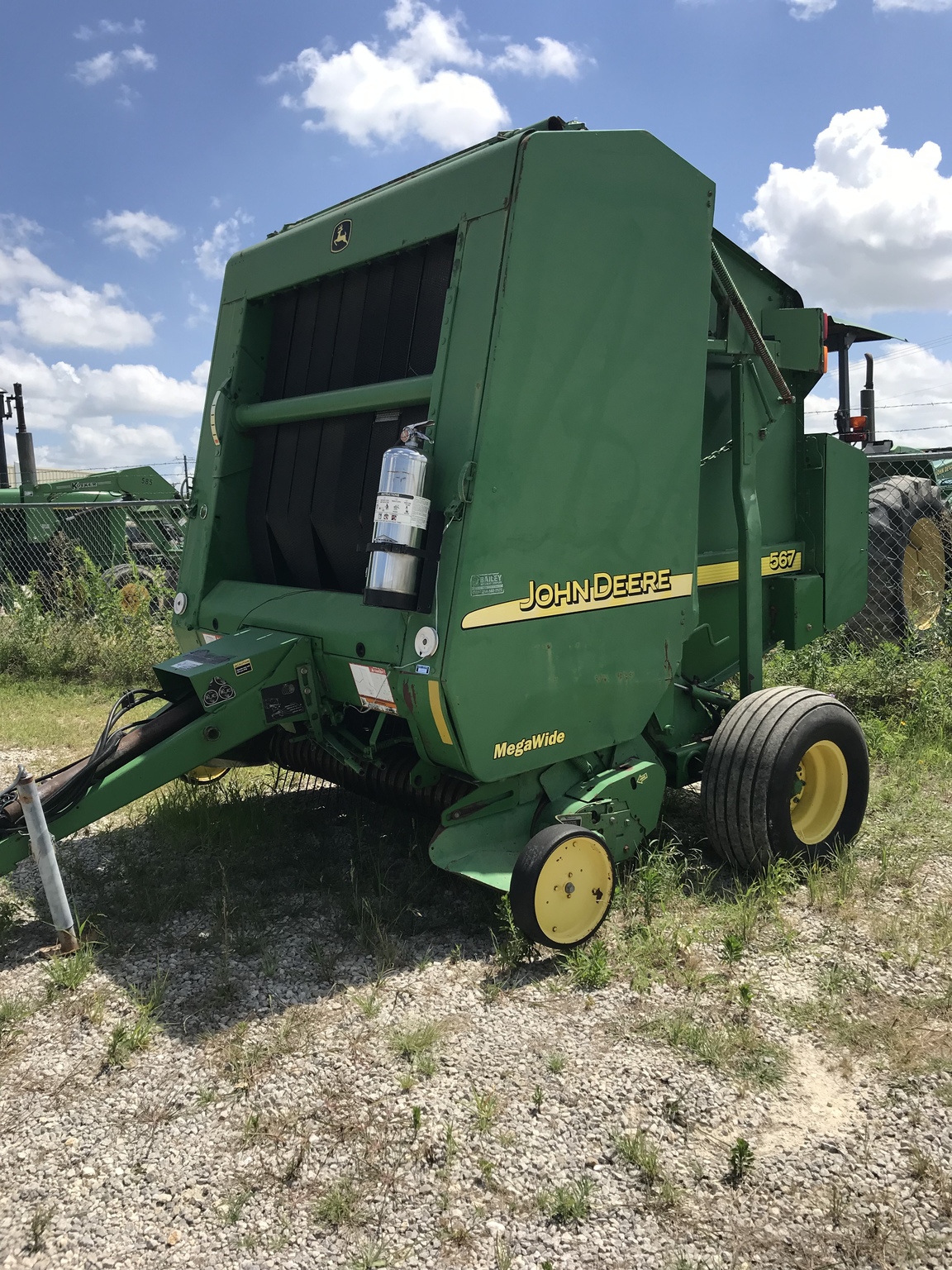 2001 John Deere 567 Image 1