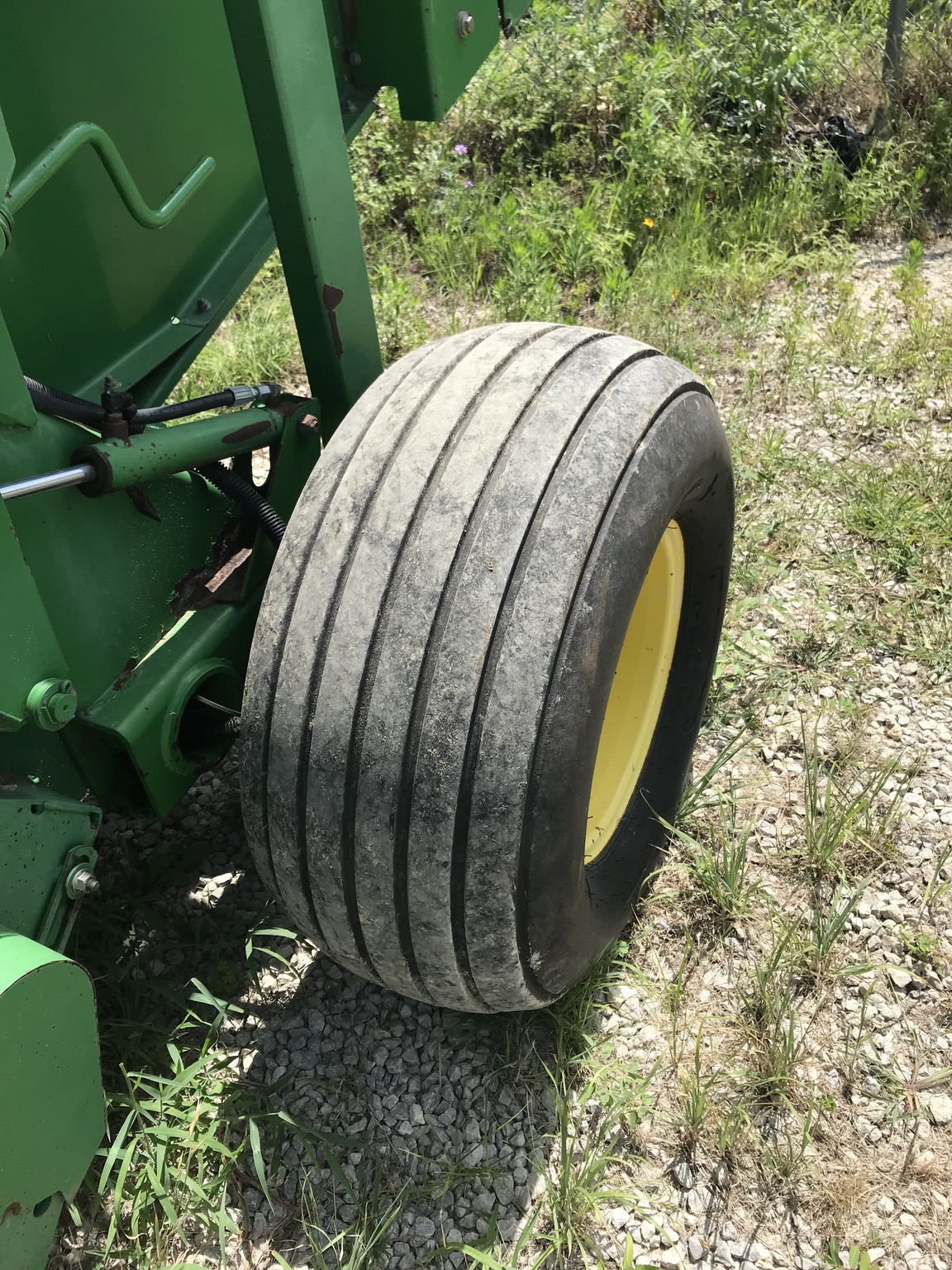 2001 John Deere 567 Image 3