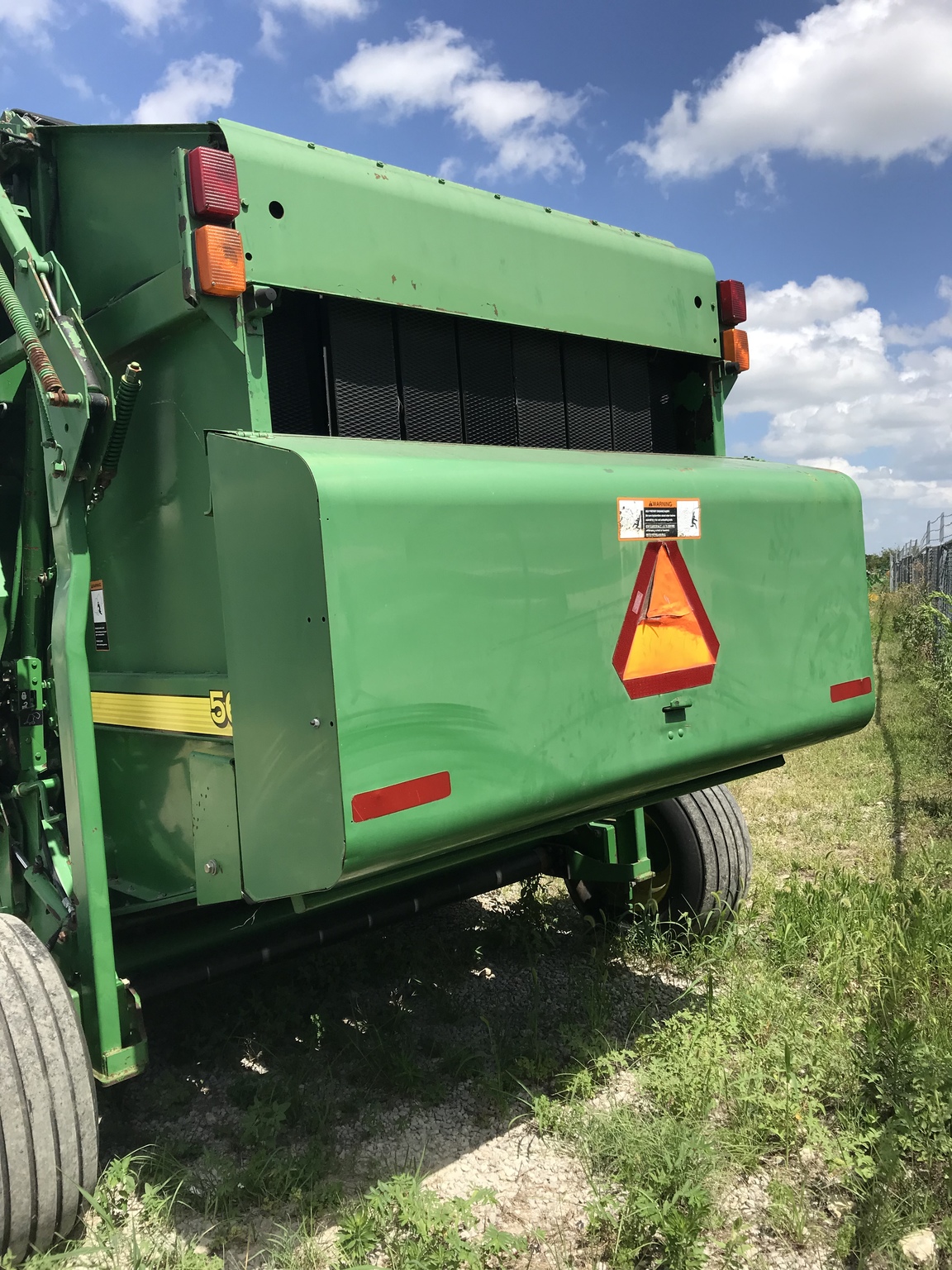 2001 John Deere 567 Image 2