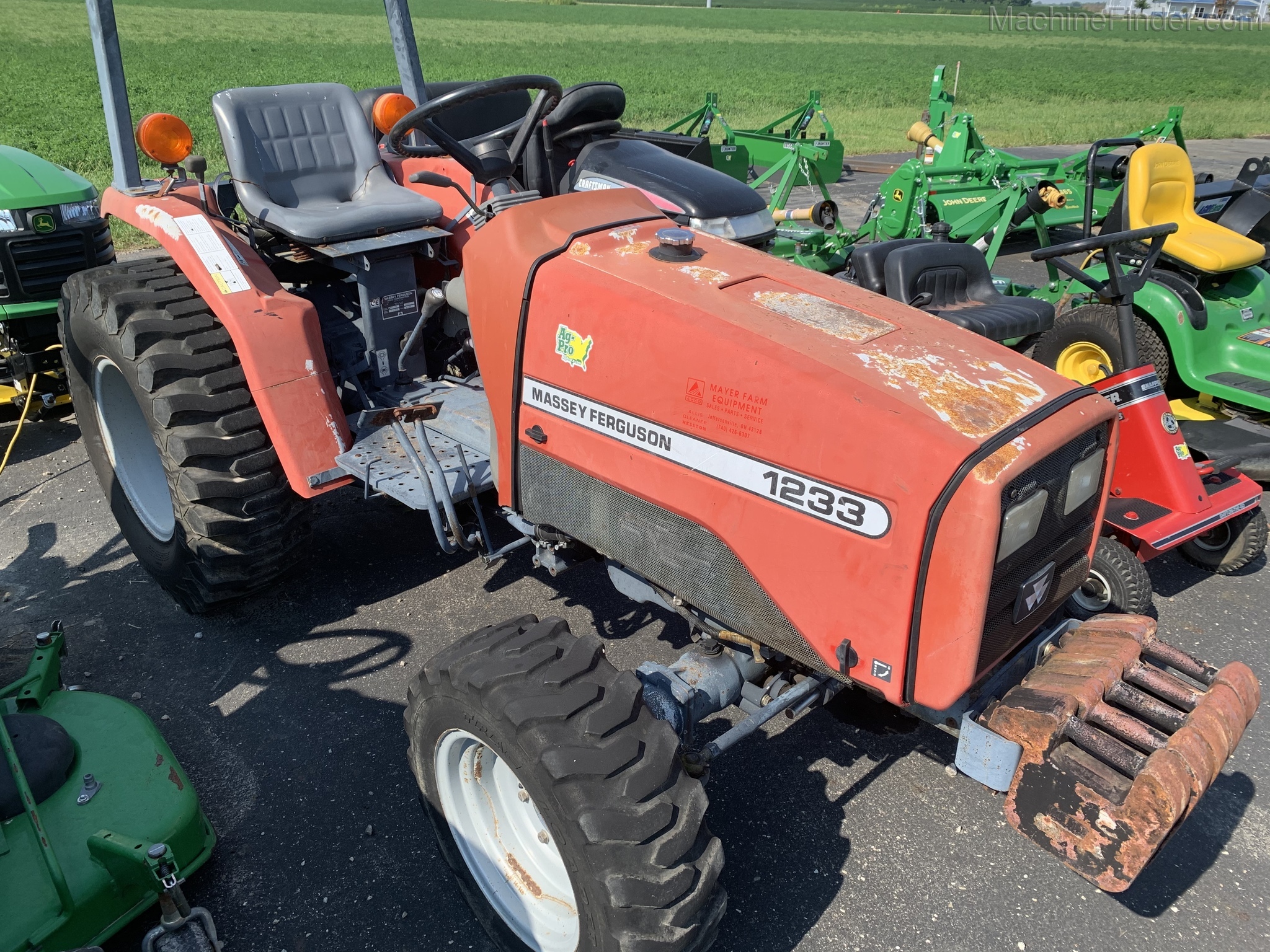 Massey Ferguson 1233 Image 1