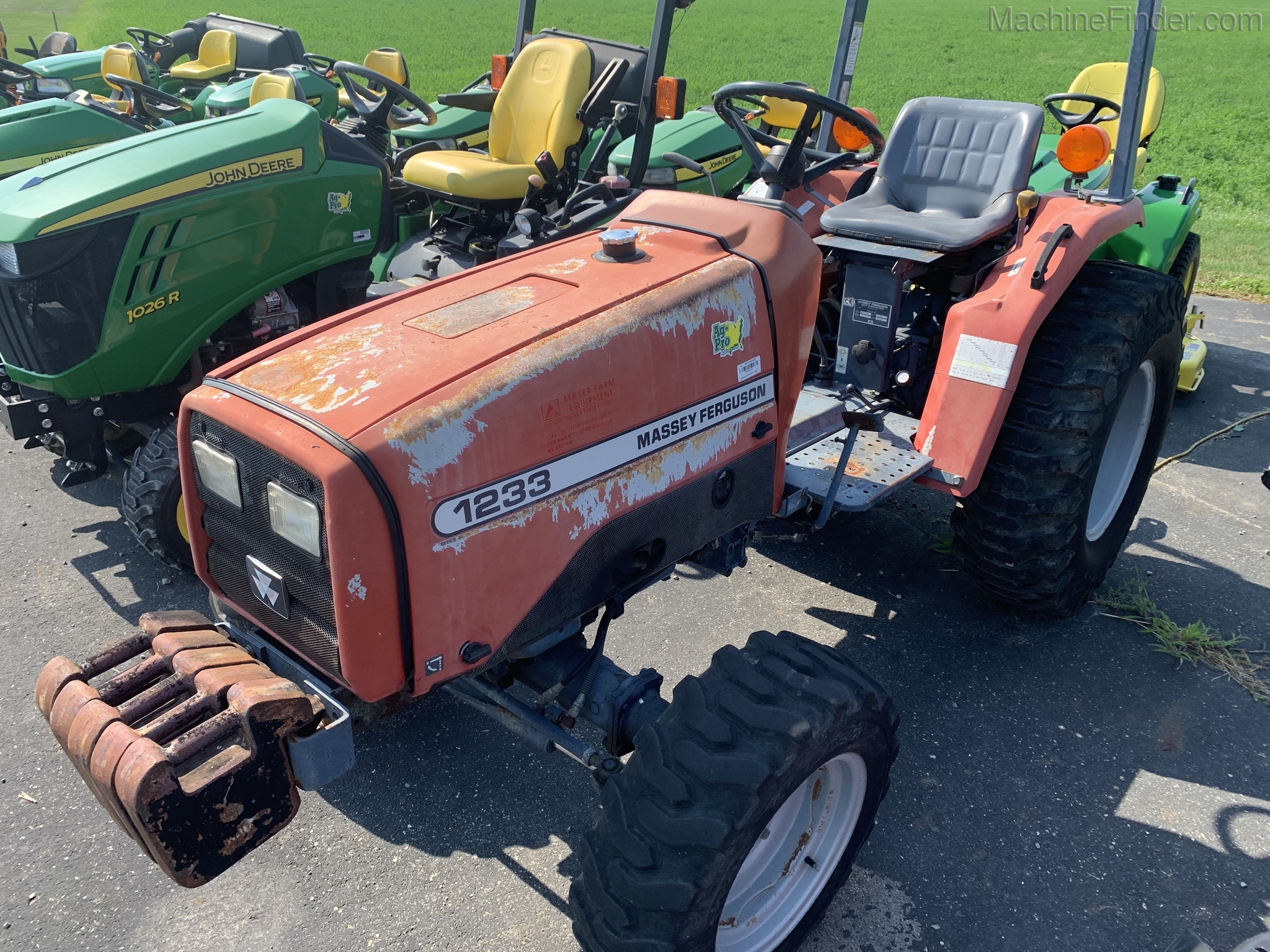 Massey Ferguson 1233 Image 2