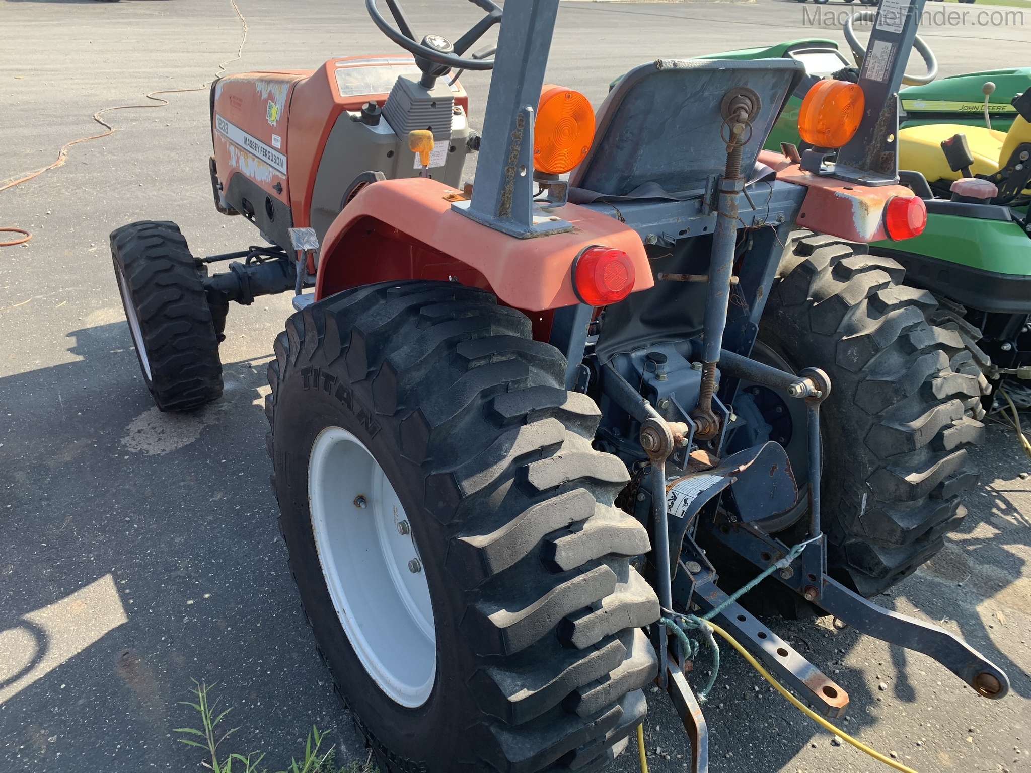Massey Ferguson 1233 Image 4