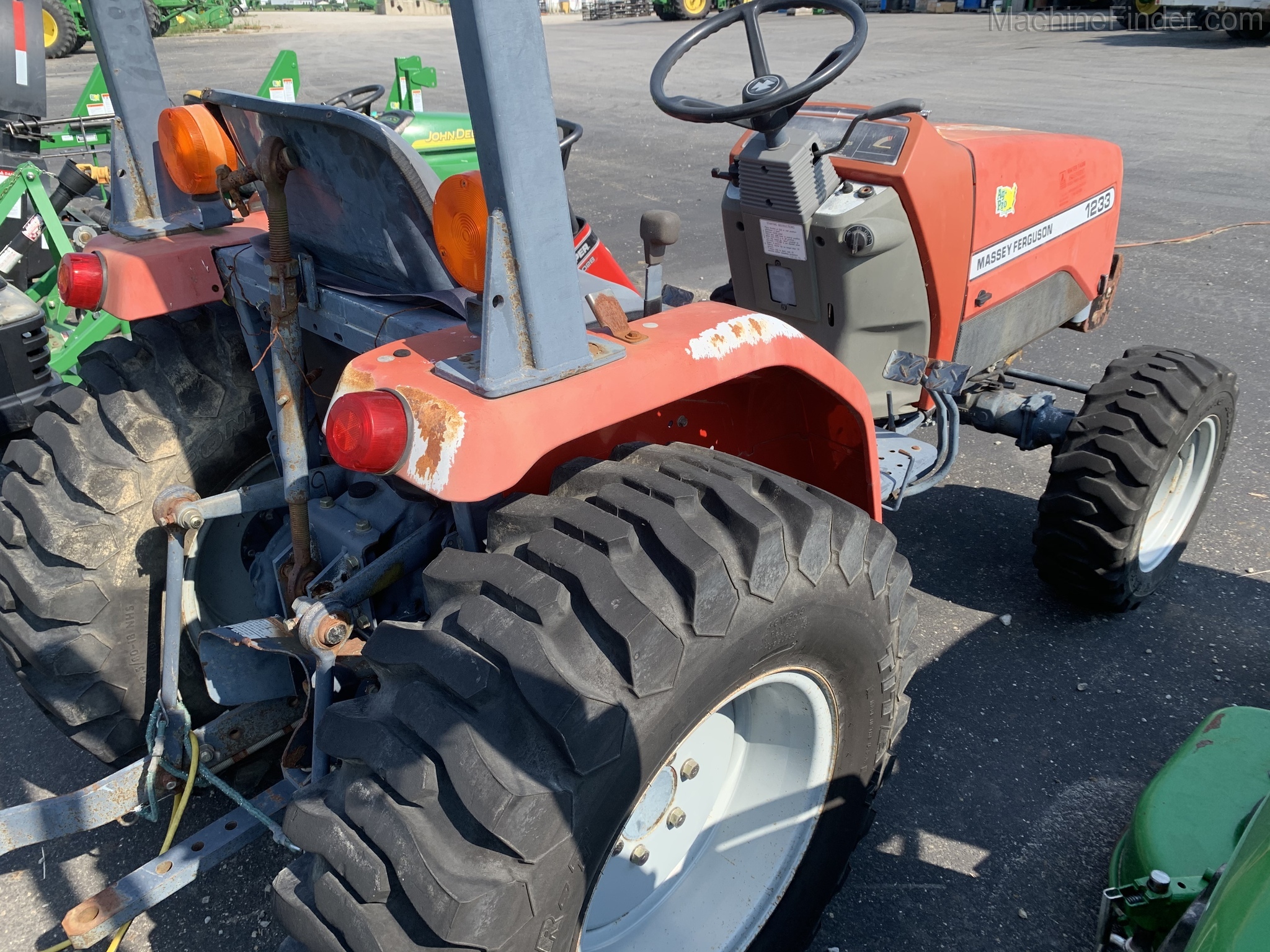 Massey Ferguson 1233 Image 3