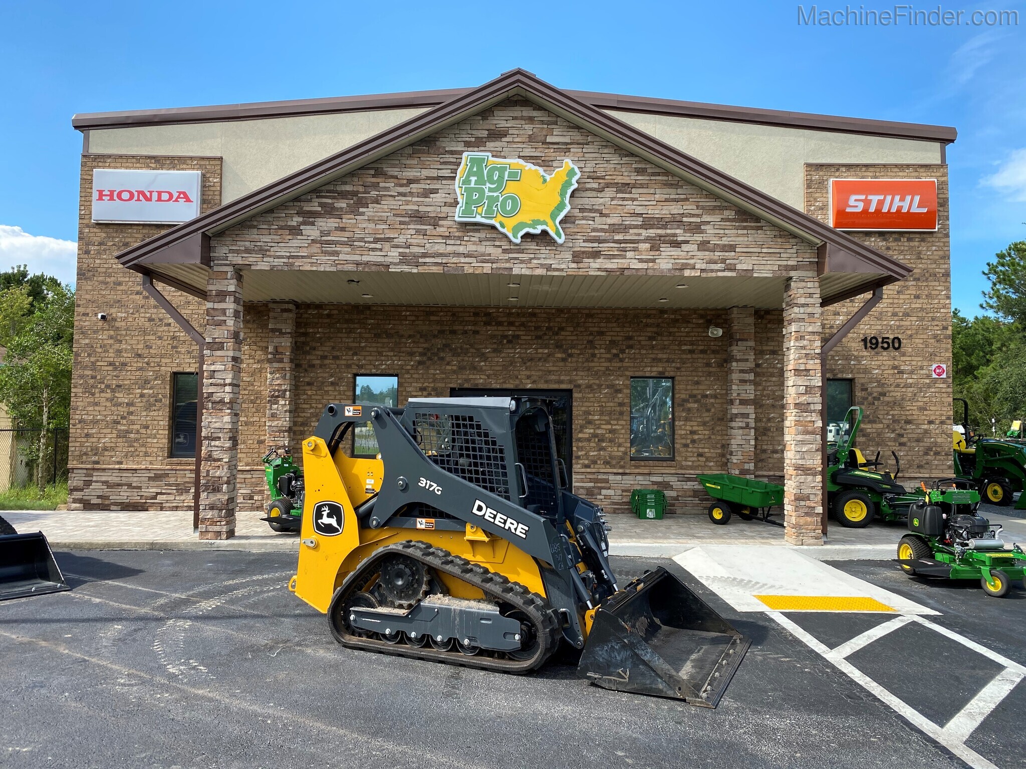 2020 John Deere 317G Image 1