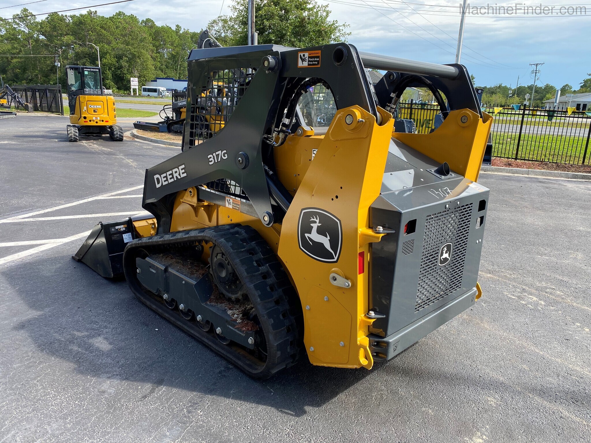 2020 John Deere 317G Image 4