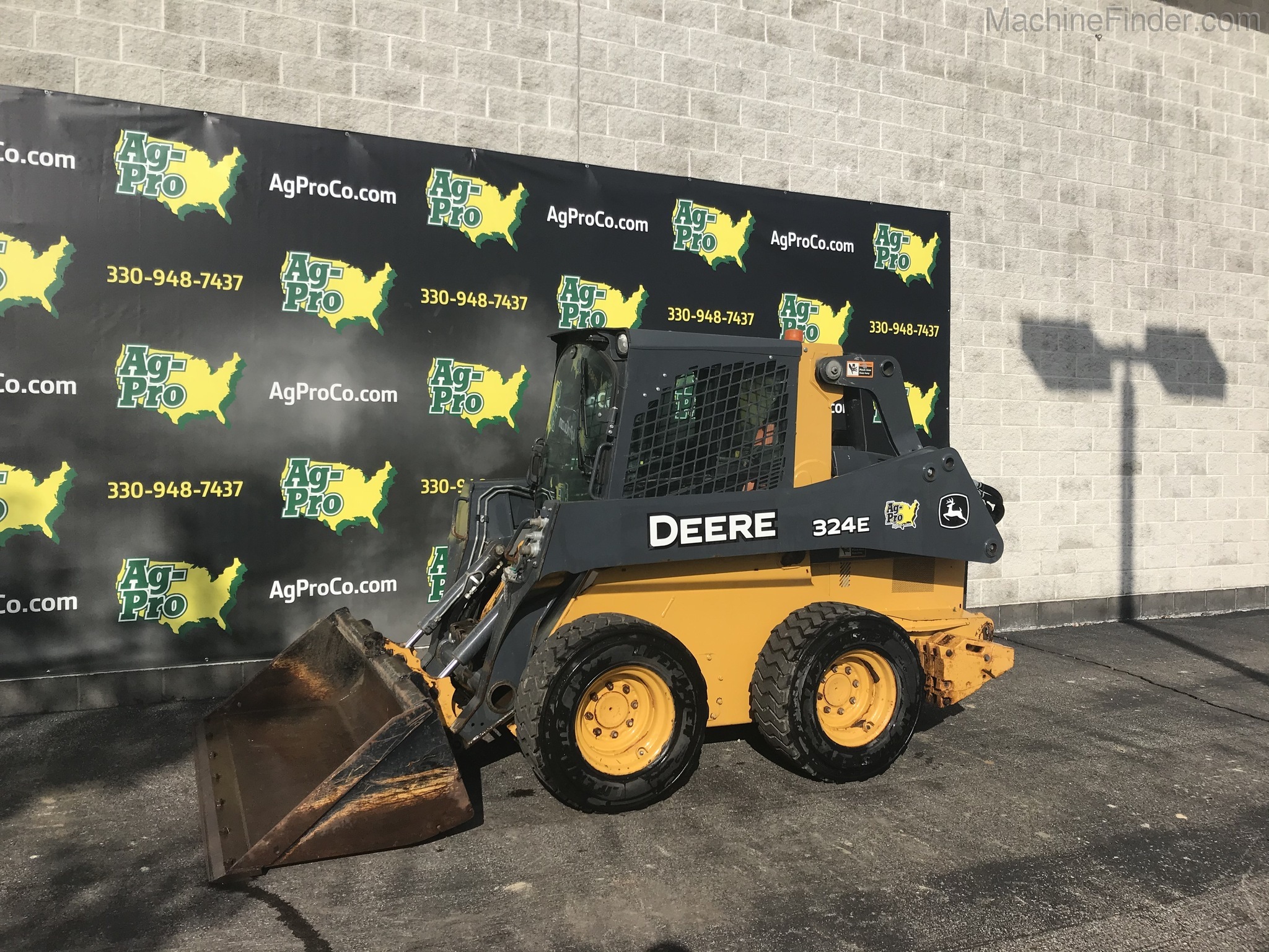 2017 John Deere 324E Image 1