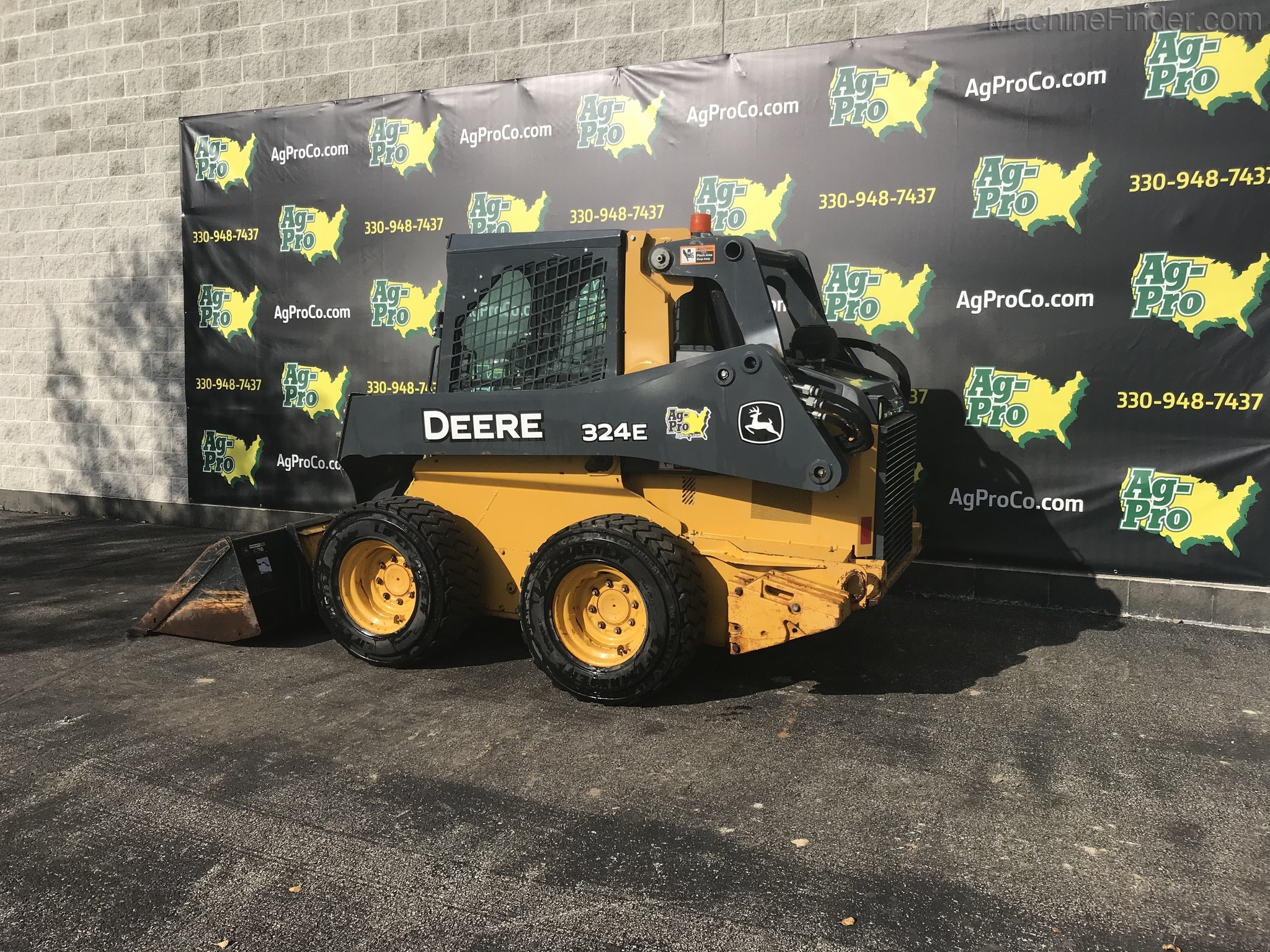 2017 John Deere 324E Image 2