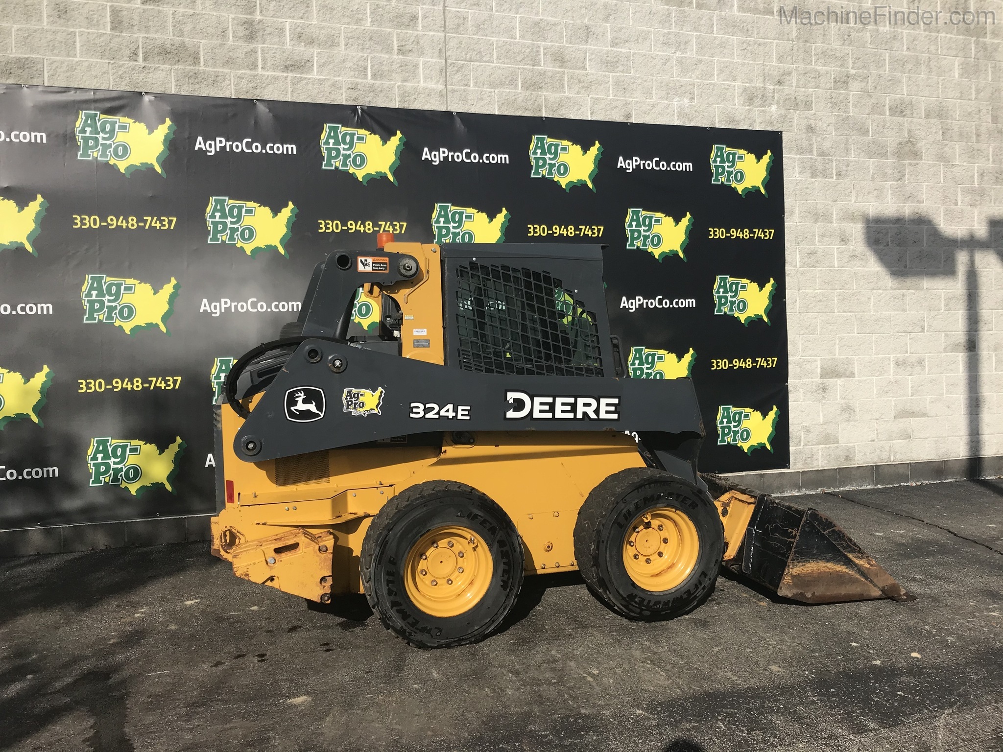 2017 John Deere 324E Image 3