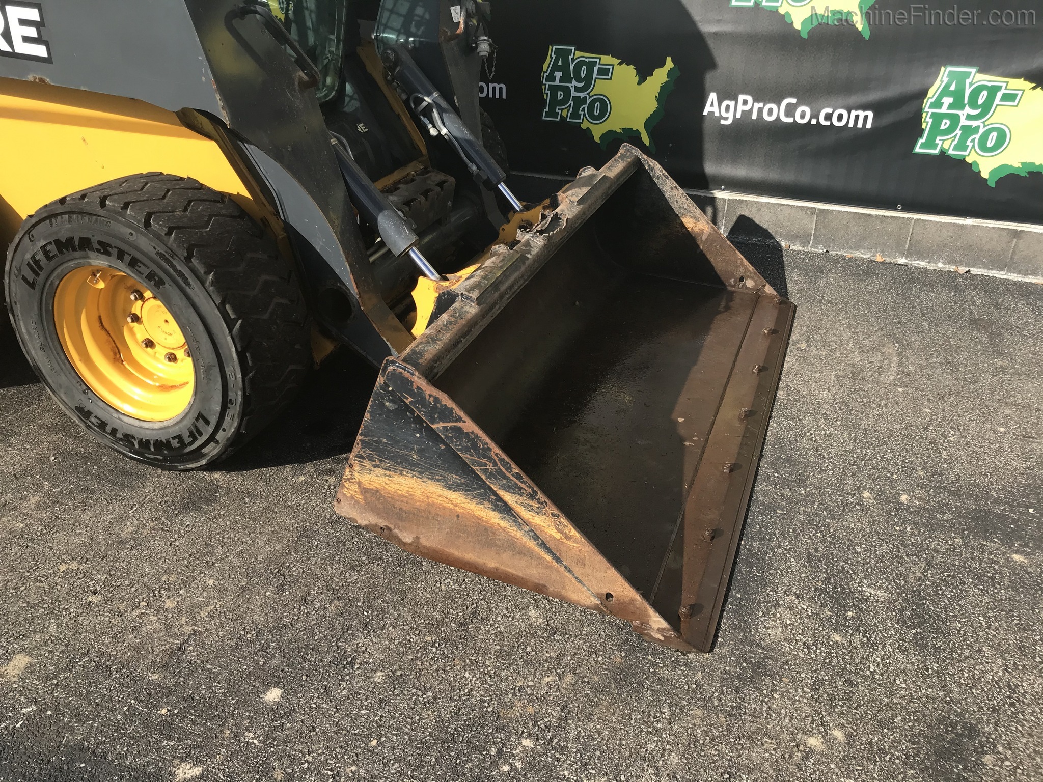 2017 John Deere 324E Image 5