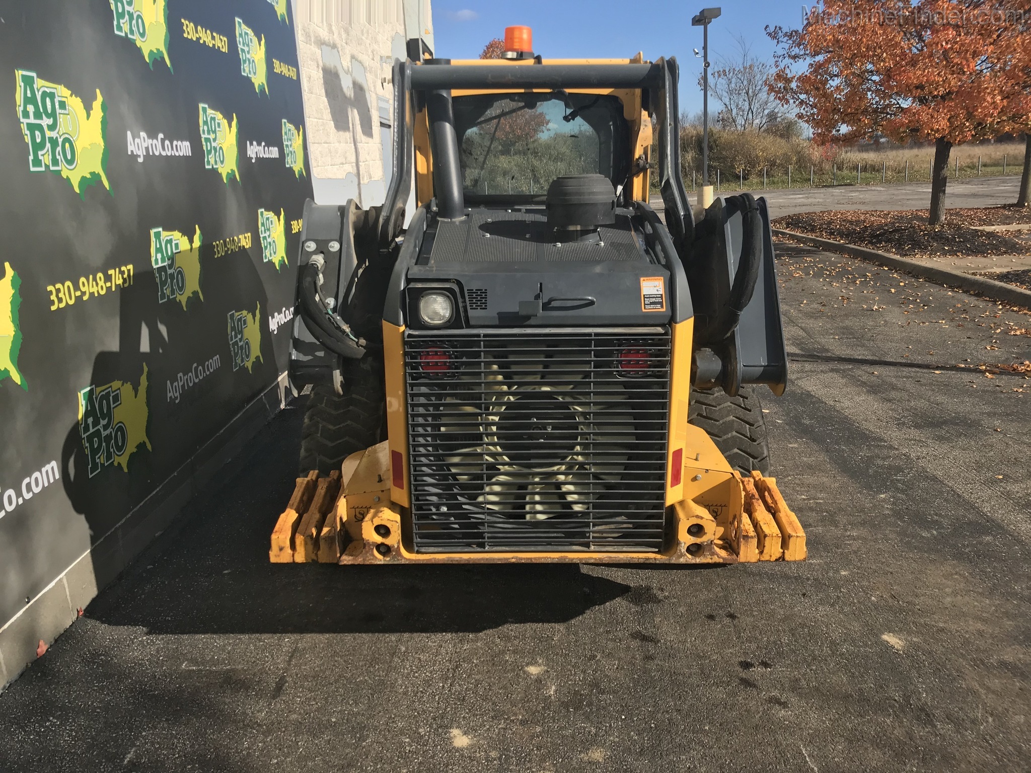 2017 John Deere 324E Image 8