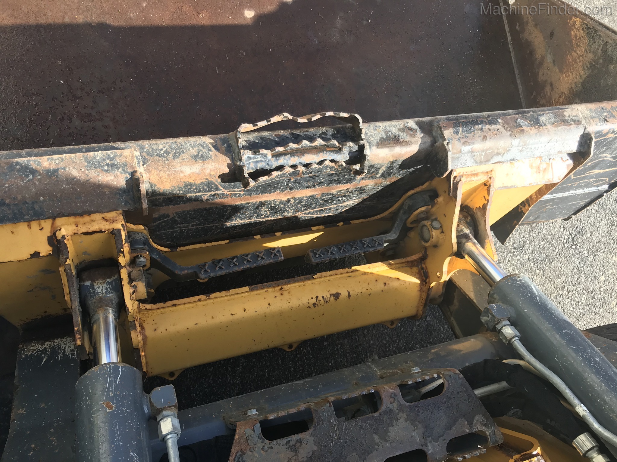 2017 John Deere 324E Image 10