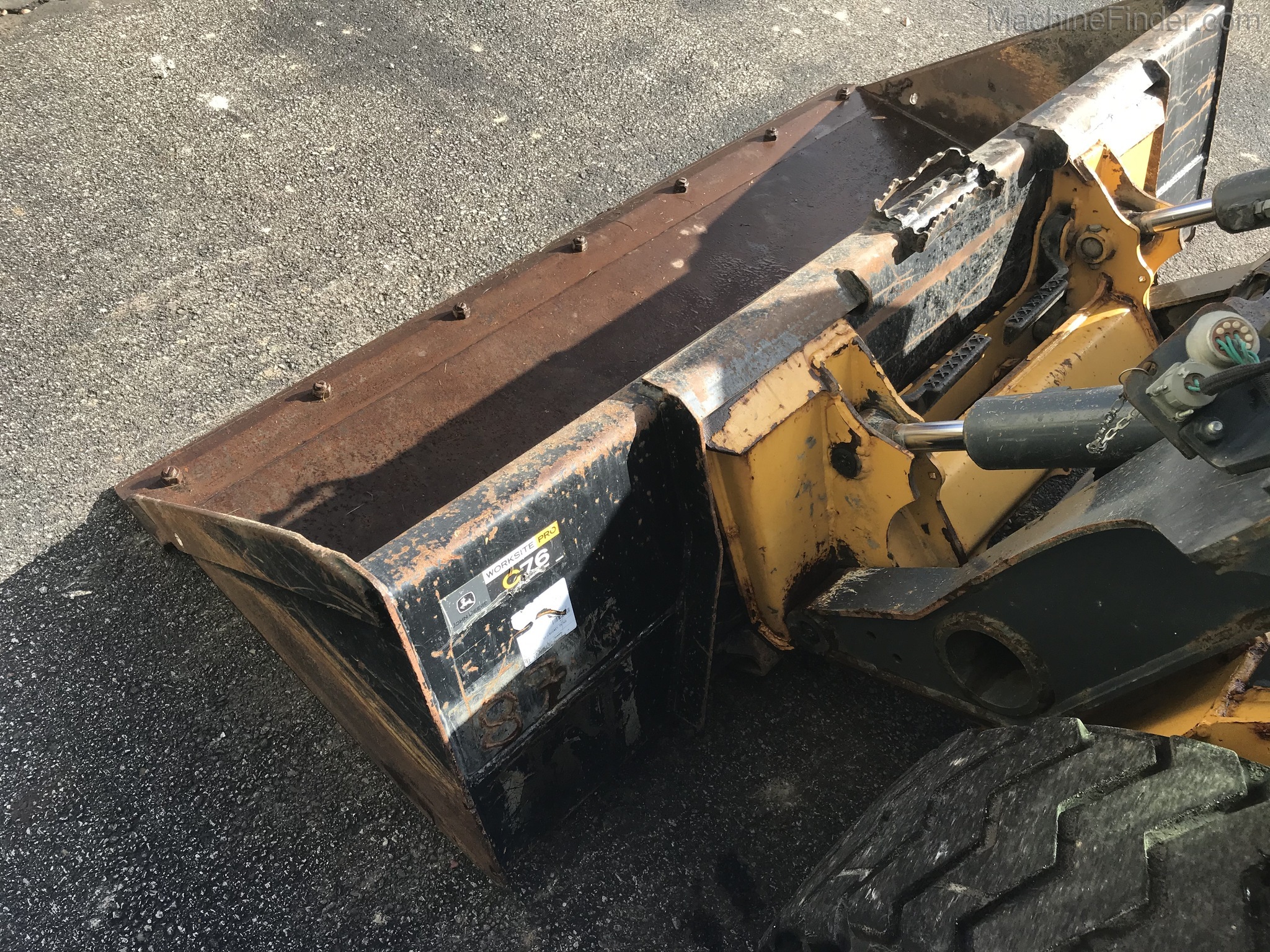 2017 John Deere 324E Image 9