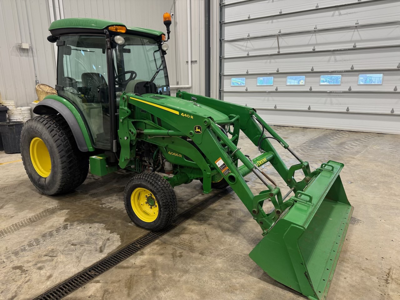 2016 John Deere 4066R Image 7