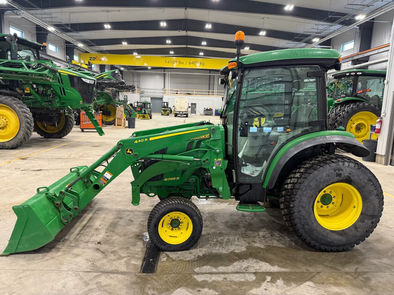 2016 John Deere 4066R Image 3