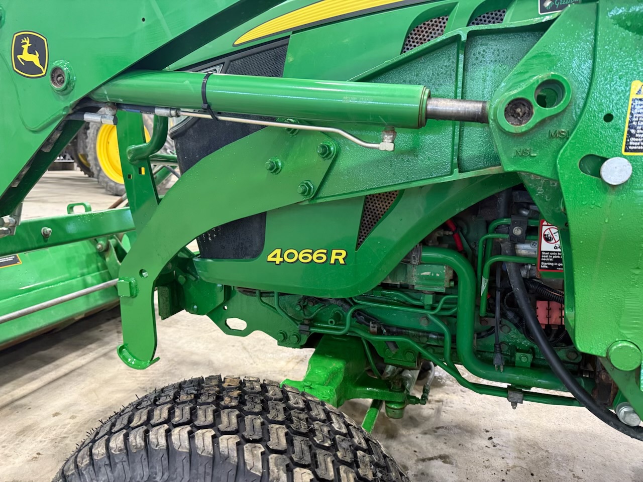 2016 John Deere 4066R Image 8