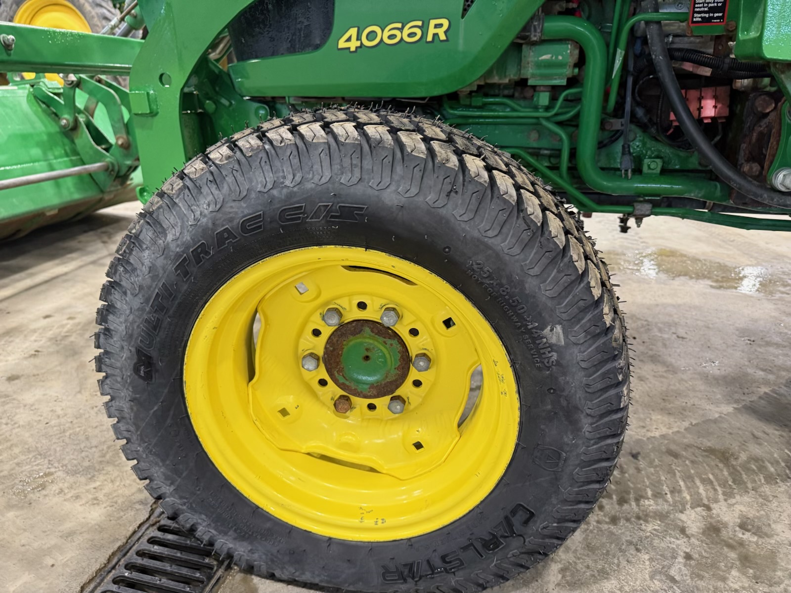 2016 John Deere 4066R Image 10