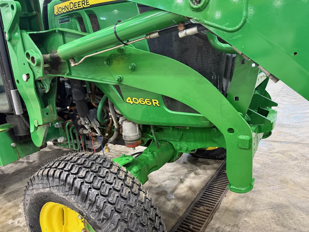 2016 John Deere 4066R Image 12