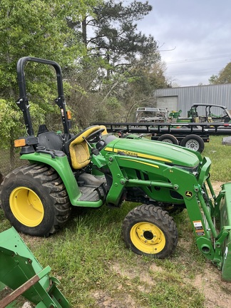 John Deere 3025E Photo 2