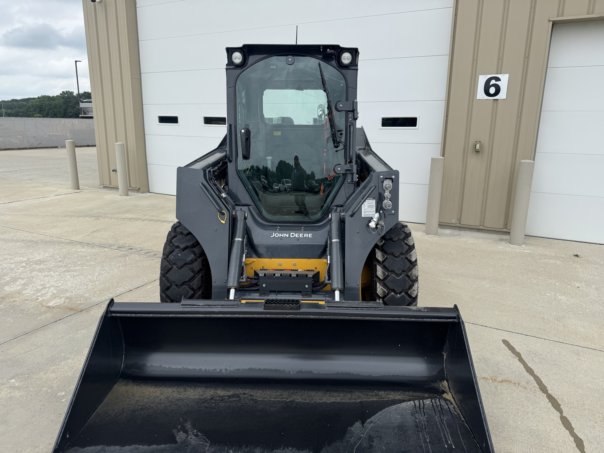 2023 John Deere 324G Image 8