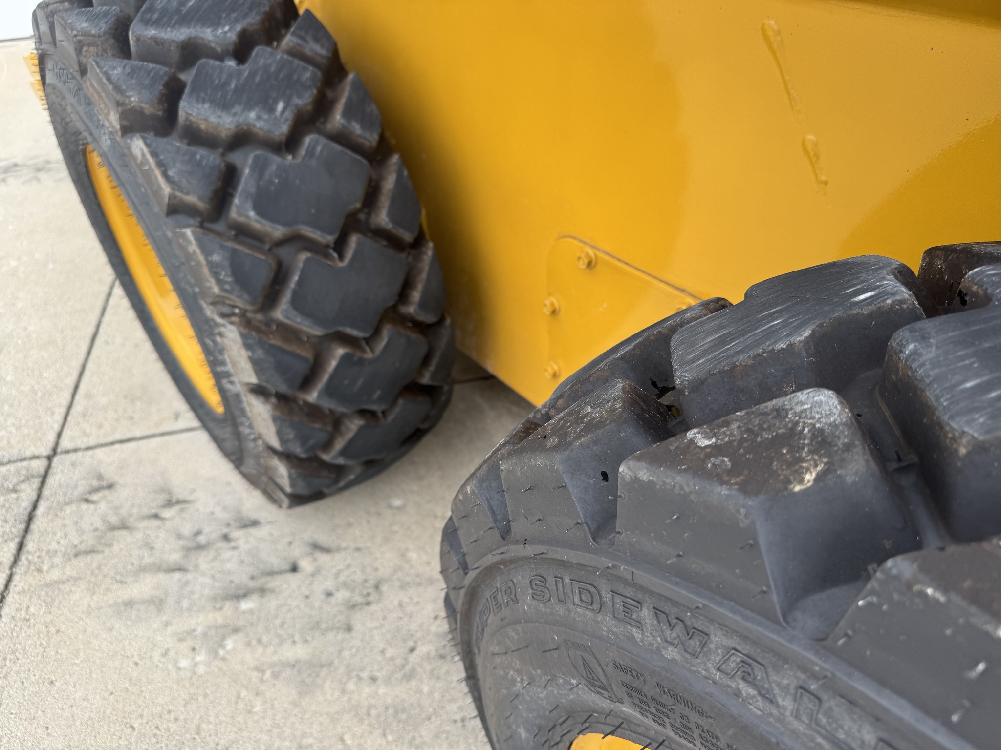 2023 John Deere 324G Image 9