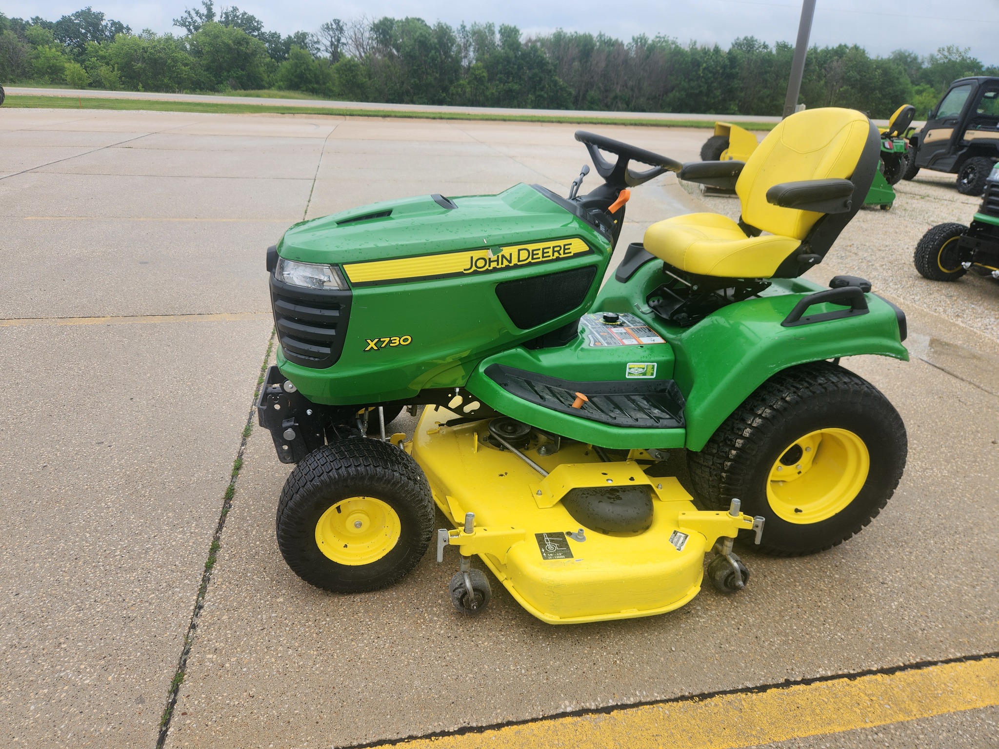 2022 John Deere X730 Image 3